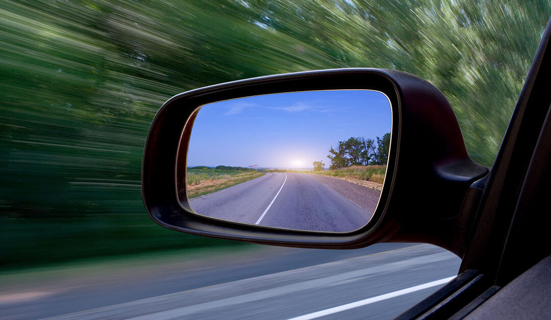 Aprenda a ajustar os retrovisores para reduzir os pontos cegos no trânsito