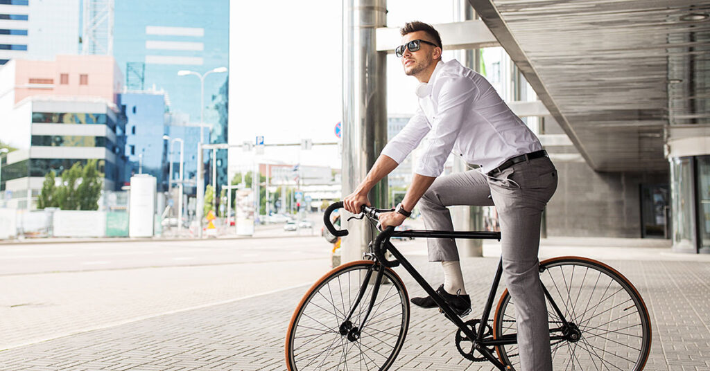Os benefícios de pedalar na cidade vão muito além da economia.