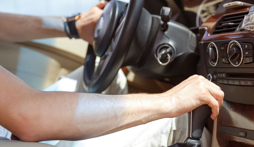 6 vícios ao volante que você ignora, mas podem estragar o seu veículo